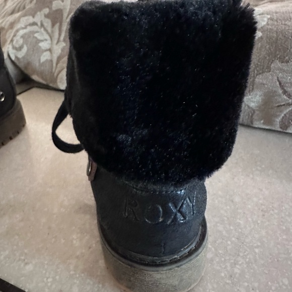 Cute Roxy boots. Faux fur lined size 6.5 - Picture 4 of 6